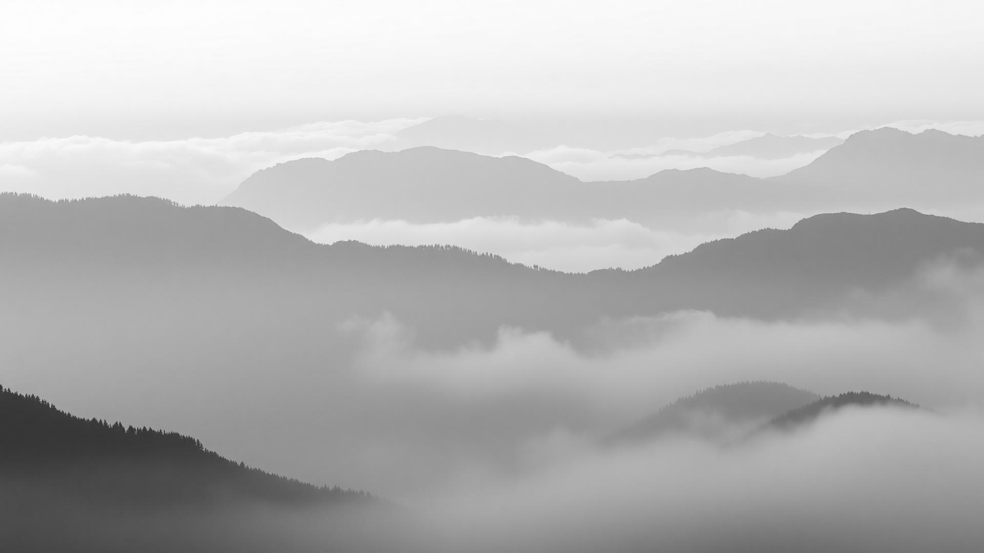 Berggipfel im Morgennebel